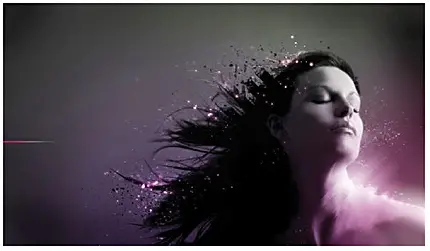 عکاسی هنرهای زیبا از زنی با موهای پخش در هوا برای صفحه کامپیوتر 