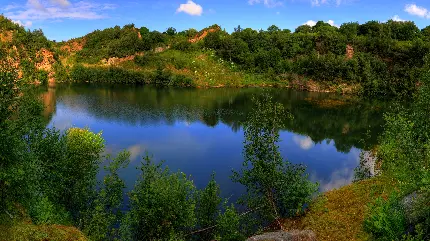 دانلود بک گراند طرح آرامش بخش طبیعت دریاچه وسط کوهستان 