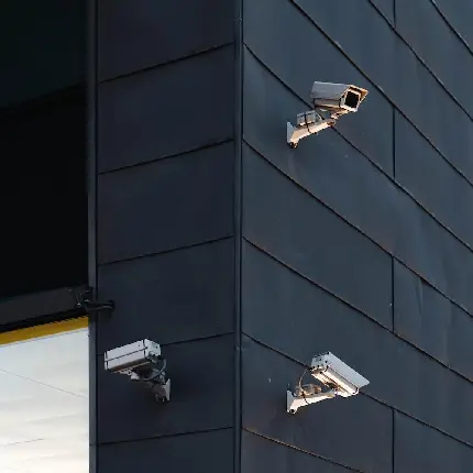 دانلود عکس دوربین های مدار بسته سفید بزرگ متصل به ساختمان