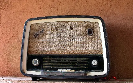 دانلود عکس رایگان رادیو قدیمی و آسیب دیده با کیفیت نسبتا خوب
