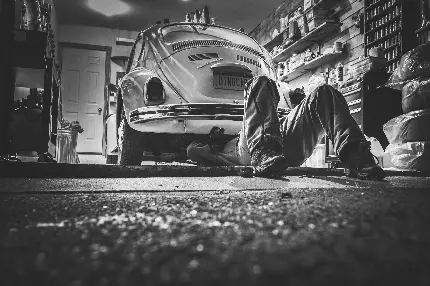 عکس استوک سیاه و سفید از ابزارآلات و خودروی تعمیراتی 