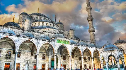 عکس زمینه از بنای معماری اسلامی با نوشته های مذهبی