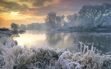 دانلود نگاره ای زیبا از آب دریاچه در فصل قشنگ زمستان 