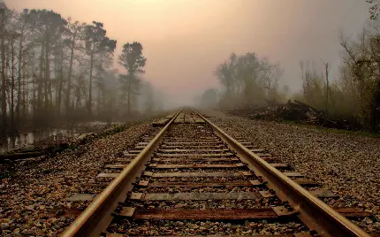عکس استوک 4k ریل راه آهن بدون قطار با نمای غروب آفتاب 
