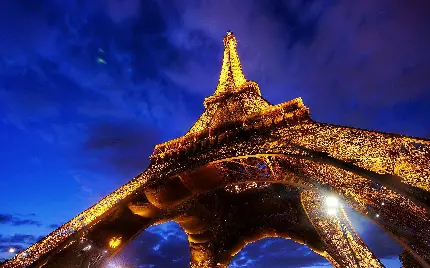 والپیپر عکاسی خاص و نمای شکوهمند برج ایفل واقع در اروپا