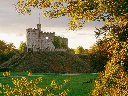 تصویر عکاسی از قلعه قدیمی در چمن زارهای اروپا