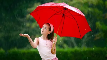 عکس پروفایل و زمینه کیوت دختر بچه با چتر قرمز خوشرنگ زیر باران 