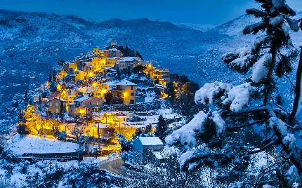 عکس زمینه فصل زمستان دیدنی در روستایی رویایی میان کوهستان 