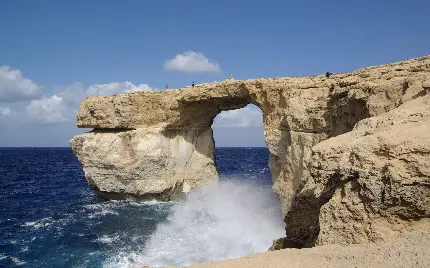 عکس صخره در ساحل دریای بزرگ برای والپیپر انواع گوشی 