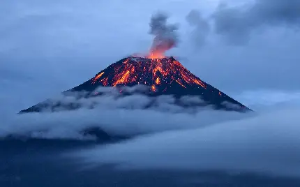 تصویر کوه آتشفشان در میان گازهای سمی با کیفیت عالی 