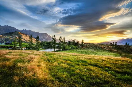 عکس زمینه چشم انداز طبیعی روستا با آسمان رویایی 