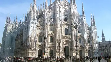 تصویر زمینه معماری گوتیک در کلیسای جامع میلان Duomo di Milano