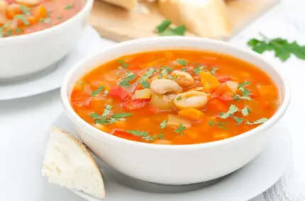 تصویر سوپ قرمز تند و گرم به همراه نان با کیفیت عالی