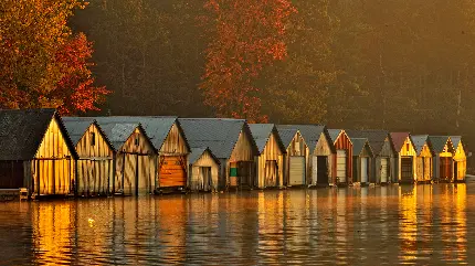 تصویر خیلی خوشگل از کلبه های کنار دریاچه با منظره پاییزی لحظه غروب