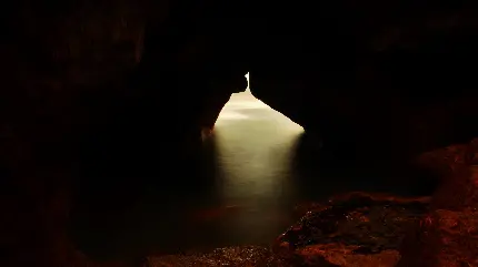 عکس ورودی غار تاریک و عمیق در دل اقیانوس با ظاهری عجیب 