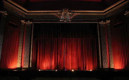 عکس زیبا از نمای صحنه نمایش سالن تئاتر به سبک کلاسیک 