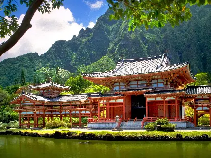 عکس خانه چینی در کنار دریاچه با چشم انداز کوهستان سرسبز