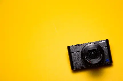 تصویر مینی دوربین عکاسی برند Sony با بکگراند زرد ساده و بدون طرح 