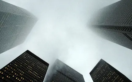 بک گراند ساختمان های سر به فلک کشیده و پنهان شده در ابرها