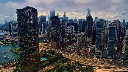 تصویر زمینه عکس هوایی از شهر پیشرفته و مدرن با ساختمان های بلند 