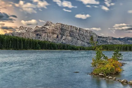 آرامبخش ترین عکس پروفایل منظره و طبیعت دریاچه کنار کوهی با آسمان صاف 