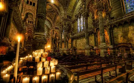 عکس از کلیسای جامع قدیمی سبک گوتیک با شمع های روشن