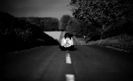 دانلود عکس سیاه و سفید دختر غمگین و تنها در جاده مناسب عکس نوشته و پروفایل 