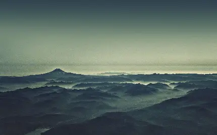 تصویر زمینه زاویه ای دیگر از منظره زیبای کوه ها زیر مه باکیفیت بالا