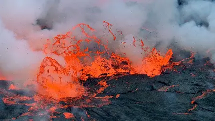 گدازه آتشفشان volcano روی سنگ های داغ و سیاه رنگ