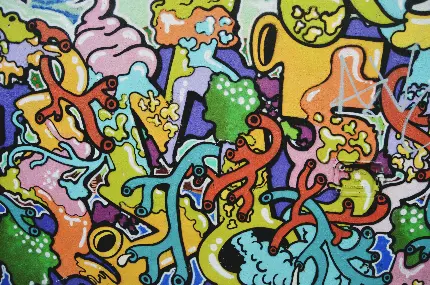 نقاشی دیواری گرافیتی با رنگ های پرشور و هیجان