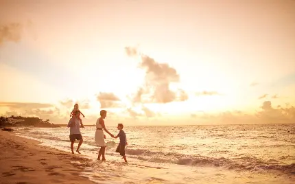 تصویر زمینه خانواده شاد و خوشحال باهم در کنار ساحل دریا 