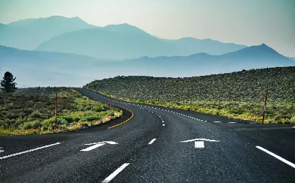 عکس استوک جاده زیبا با چشم انداز سرسبز برای لذت بردن از سفر