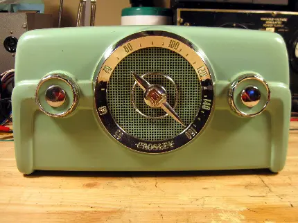 عکس رادیو قدیمی سبز رنگ به عنوان قطعه تزئینی در خانه ها