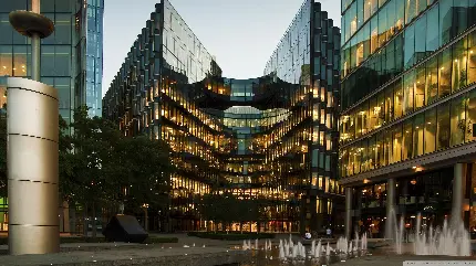 عکس استوک شبانه ساختمان مدرن شیشه ای لندن 4K HD 