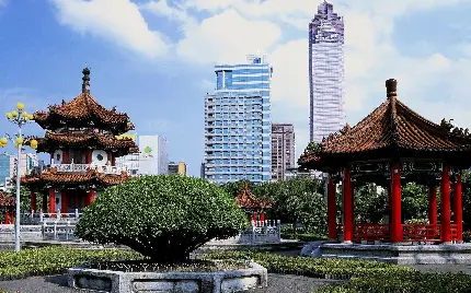 عکس آلاچیق چینی با تزئینات شناخته شده‌ در فضای سبز شهر