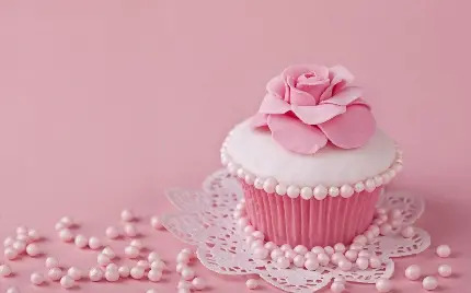 عکس کیک و شیرینی  خانه ای صورتی و سفید با بکگراند ساده 