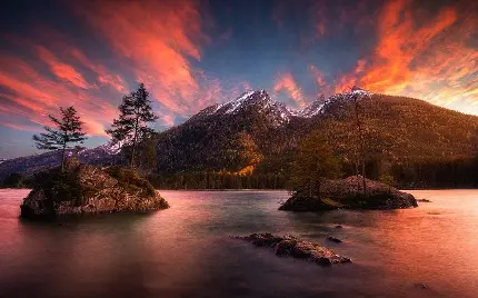 دانلود عکس زیباترین دریاچه کنار کوه در فصل پاییز و آسمان رویایی 