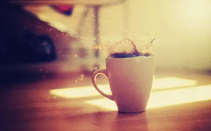عکس کاورهایلایت از پاشیدن قهوه به بیرون فنجان سفید