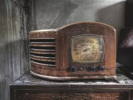 تصویر رادیو قدیمی یک اثر هنری و صوتی با طراحی زیبا و دست ساز
