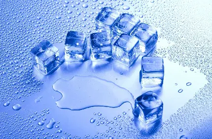 والپیپر از تکه های یخ بلوری در کنار قطره های آب خنک
