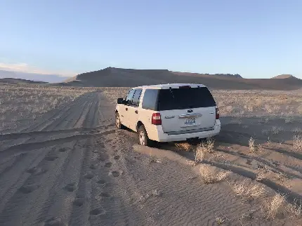 والپیپر ماشین صحرایی در آفتاب بیابان کویر عکاسی جف سالیوان