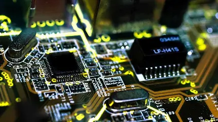 عکس فیبر مدار چاپی الکترونیکی و قطعات SMD مونتاژشده برای پروفایل مهندسین برق
