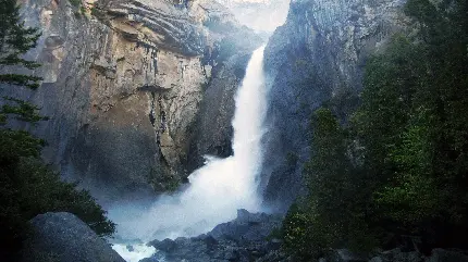 تصوی با منظره زیبا و تماشایی از آبشار مرتفع