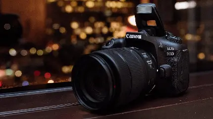 عکس پروفایل دوربین کانن Canon EOS 90D درگاه ورودی میکروفون و درگاه USB-C به همراه قابلیت اتصال با وای فای و بلوتوث