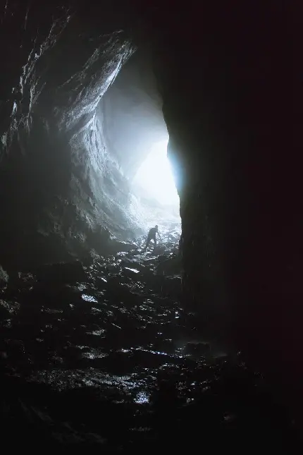 استوک ورودی دهانه غار تاریک پوشیده شده با خرده سنگ 