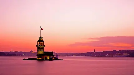 تصویر زمینه صورتی برج مایدن استانبول برای کامپیوتر