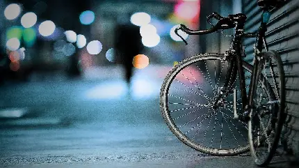 تصویر زمینه دوچرخه رهاکرده در خیابان با رهگذری تنها