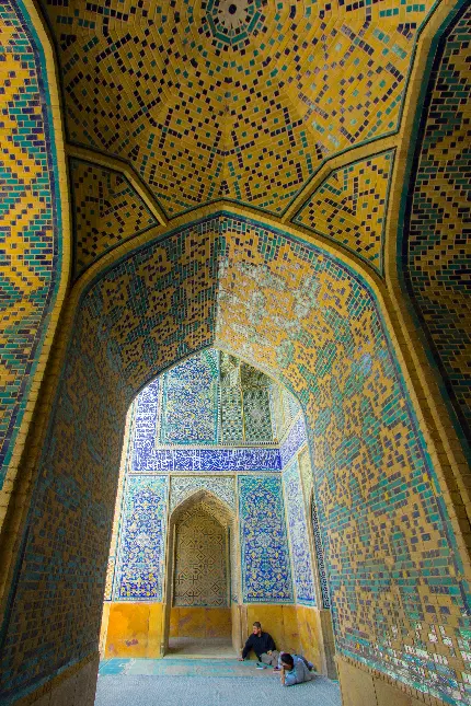 تصویر زمینه با کیفیت از مسجد بزرگ ساخته شده به سبک معماری اسلامی