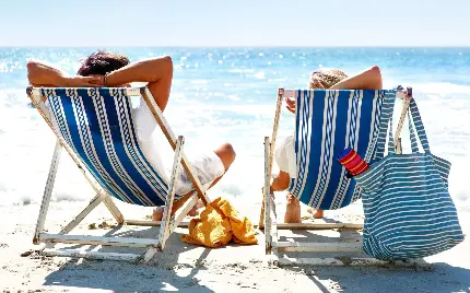 دانلود عکس استوک تعطیلات تابستان و آفتاب گرفتن در ساحل دریا