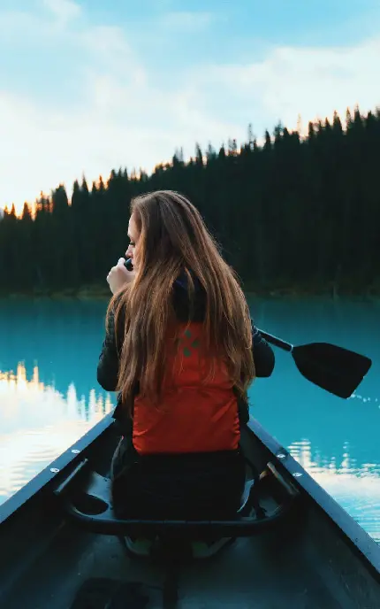 والپیپر دختر تنها روی قایق چوبی برای شبکه های اجتماعی